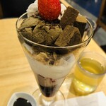 nana's ​green ​tea  - ほうじ茶アイス、ほうじ茶生チョコ、苺、ホイップクリーム、チョコフレーク、スポンジ、ソフトクリーム、ミックスベリーソース、チョコホイップ、ほうじ茶ゼリー。ほうじ茶チョコソースは後で追加。