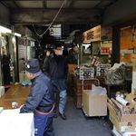 嘉根保商店 - この路地を入った場所に「嘉根保商店 築地支店」はあります