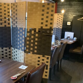 パーテーションで仕切られた個室感のあるテーブル席