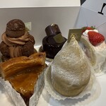 おかしの家ノア - 手前の三角形がモンブランです。ユニークです。