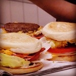 ブルースカイ - ベーコンエッグバーガーです！美味しそうに出来てます！