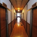 鶴の湯温泉 - ３号館の部屋をでるとこんな廊下が。