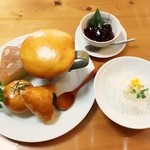 パンカフェゆら - 1月のパンランチです。つぼ焼き・おにぎりパン・アルセストです。