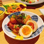 號 - 白山ポークと煮卵の角煮（税込935円）
