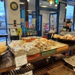 パン パティ こむぎのおはなし - 店内明るく、雰囲気も良い感じでございます(*˙︶˙*)☆*