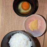 手打ちラーメン 清仁軒 - 塩だれ玉子かけごはん　塩だれなので玉子のオレンジ色がくすまなくて綺麗な黄金色のTKGになる