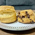 BAKERY TABLE むぎ屋 - スコーンプレーン　250円（左側）、チョコチップスコーン　290円（右側）