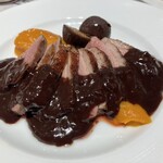 赤白 ブラッスリー - バレンタイン期間の鴨のロースト、チョコ&かぼちゃのソースが合う。びっくり。
