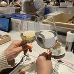 赤白 ブラッスリー - 連れは白ワイン、私は泡の水です。