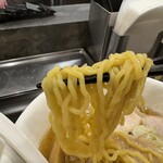 らぁ麺やまぐち - 麺は中太の卵麺です。