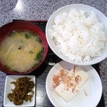 Yoshida Okonomiyaki - 定食のご飯と・味噌汁・冷奴、漬物
