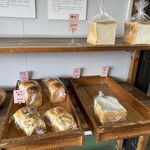 天然こうぼぱん とことこ - パン工場の売店の様子①