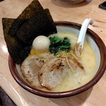 俺流塩らーめん - 料理写真:とびっきり鶏熟成塩ラーメン ¥1280