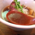 中華そば麦右衛門 - スープは鶏と魚介の旨みがとてもバランスが良くて美味しいです♪