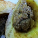 福岡精肉 デリカ - パンの中のカレーは佐賀牛のスープをベースにパンに合うカレーを作りパンに織り交ぜてあります、佐賀牛の特性を知っている肉屋ならではの贅沢なカレーパンですね。 
