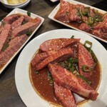 韓陽苑 本厚木店 - 左から上カルビ、カルビ、上ハラミ