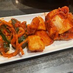 韓陽苑 - 席が狭くなってしまったサービスのキムチ