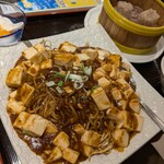 梅蘭 - 麻婆炒麺セット1,390円✨️限定です。パリッとした麺に辛さ控えめの麻婆が絡んで旨し。麺はもっと焼いてくれても＆豆腐は綺麗に切ってくれてもいいかも！アツアツの焼売も最高、杏仁豆腐はノスタルジックです。