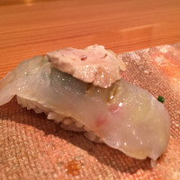 鮨 おさむ - ひらめ 肝の湯引き乗せ