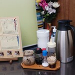 味よし - 一番奥の3人掛けテーブル席の卓上