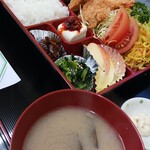 味よし - 味噌汁側からお重を望む♬(笑)