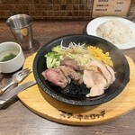 ステーキロッヂ - 山小屋Aセットでライスとスープ付き(+320円、ランチは無料!)