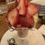 代官町バール - イチゴそのものの甘さを際立たせるソースとピスタチオアイス