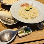 つるとんたん UDON NOODLE Brasserie KARUIZAWA JAPAN - 味変が楽しめる一品！