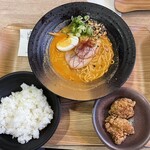るり渓温泉本館 - 薬膳豆乳赤ラーメン（麻辣醤）1,080円、ご飯&唐揚げセット580円