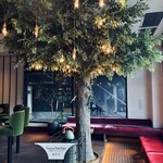 つるとんたん UDON NOODLE Brasserie - 混んでても安心の待合スペース！