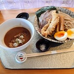 つけ麺屋 醸 - 料理写真:つけ麺を食べたいけれど、天ぷらも味わってみたい

塩麹とり天が付いてくる

●濃厚魚介豚骨つけ麺セット　1,300円

●麺大盛り　＋100円

合計　1,400円　を注文してみた
