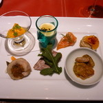 シェ フルール 横濱 - 前菜７種盛り合わせ：左から人参のムース・フラン・スモークサーモン・帆立のオレンジ煮。右下：鶏肉の牛蒡と人参巻き（料理名忘れた）下には自家製ピクルス・ローストビーフ・タコの煮物（料理名忘れた）