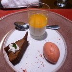 シェ フルール 横濱 - デザート：上から時計回りに、オレンジソースのムース。苺アイス、ガトーショコラ