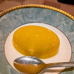 梅蘭 - マンゴープリン450円✨️丸ごとマンゴー！のような とても濃厚なプリンです。モバイルオーダー表ではアルフォンソマンゴー使用とありました。