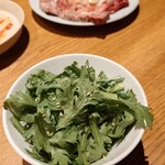 焼肉神威 - 春菊のサラダ
