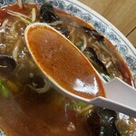 トーフラーメン 幸楊 - スープはちょいピリッと辛味があります