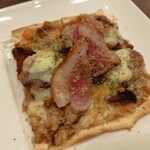 ブラッスリー エディブル - 鴨と茸のタルトフランベ。具材が盛り沢山ゆえかしっとり目？も少しサクッとしてるのが好きかな