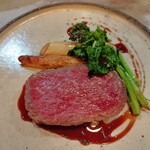 BISTRO H - えーと牛肉の何の部位の何のソースだったかな？汗。でも見て取れるように焼き加減最高で美味しかった♥
