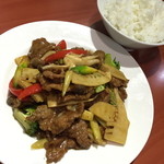 四川食府 - 夜の定食「牛肉と五目野菜炒め」（８８０円）ライス・スープ・漬物・杏仁豆腐付き。２０１５年１月
