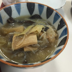 レストラン花駒 - 1日目の馬汁。凍み大根に凍み豆腐入り。味噌仕立てです。