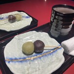 望楼NOGUCHI函館 - チェックインの際、和菓子とお茶のサービス