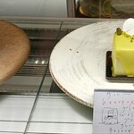 パティスリー アンカド - ショーケースには美味しそうなケーキと説明も付いてます。
