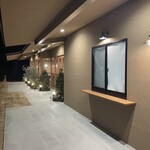 ALDEWARTH THE GARDEN - 入口右手の窓はテイクアウト用窓口か？