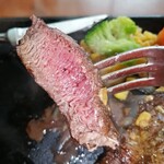 炭焼ステーキくに 越谷店 - ミディアム断面