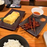 博多もつ鍋 やまや 池袋店 - やまやのとり皮串 5本 ￥1,100（税込）
                                だし巻き明太玉子焼き ￥880（税込）