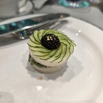 Tiffany Blue Box Café - ピンセットで１枚１枚並べた美しいきゅうりのサンド