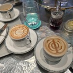 Tiffany Blue Box Café - カフェラテはラテアートされてます