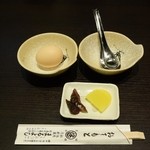 Matsusaka Maruyoshi - まるふく鍋の卵と漬物