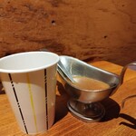 ゴールド ラッシュ - ソースと飲み物用カップ。カップが以前と比べて小さくなってる。これも時代の波か、、、涙