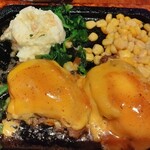 ゴールド ラッシュ - ダズルチーズハンバーグ。とろけたチーズと下のマスタードの酸味とで、相変わらず激旨っ！写真撮る前に食べ始めちゃうほど笑。丸ごとポテトがポテサラに変わっていたのは残念だけど、物価高の今、仕方ないかなぁ？涙